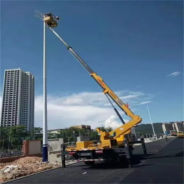 湖滨维修路灯的曲臂升降车出租